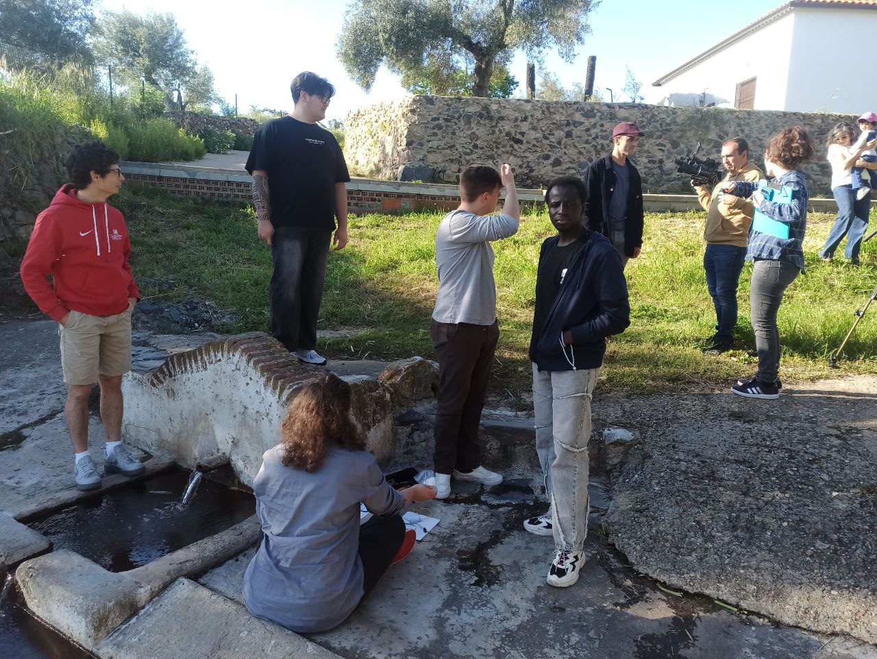 Martin, Nathan, Theo, Babacar y Paul, los estudiantes de «Telecomunicaciones» y «Medidas Físicas» de la Universidad de Poitiers que están haciendo sus prácticas con nosotros, hacen una primera medición de los flujos de agua de «el Charco» que nutren nuestra alberca.