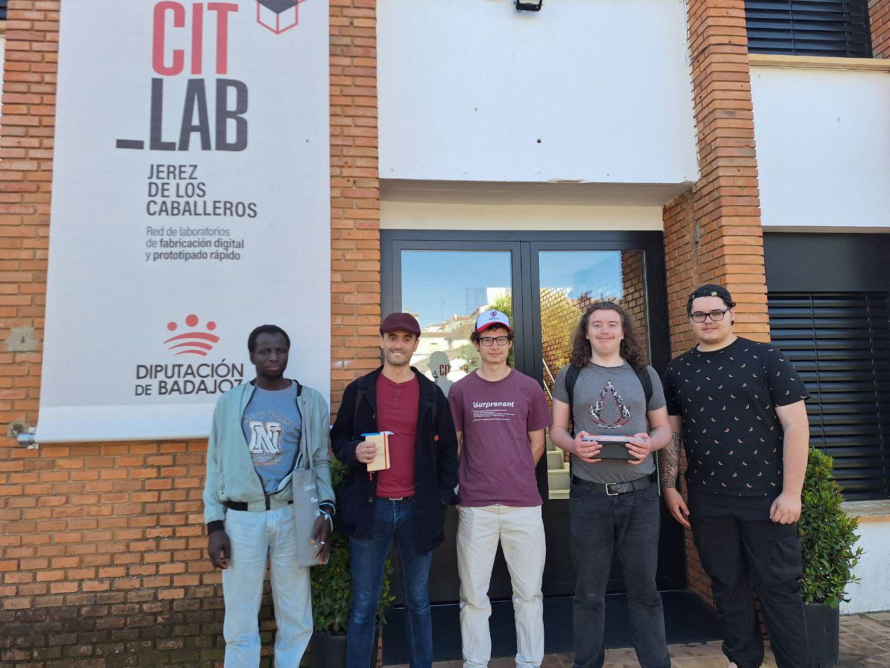 Visitamos el FabLab CitLab en Jerez de los Caballeros para desarrollar piezas que necesitamos para proteger los sensores en los cursos de agua.