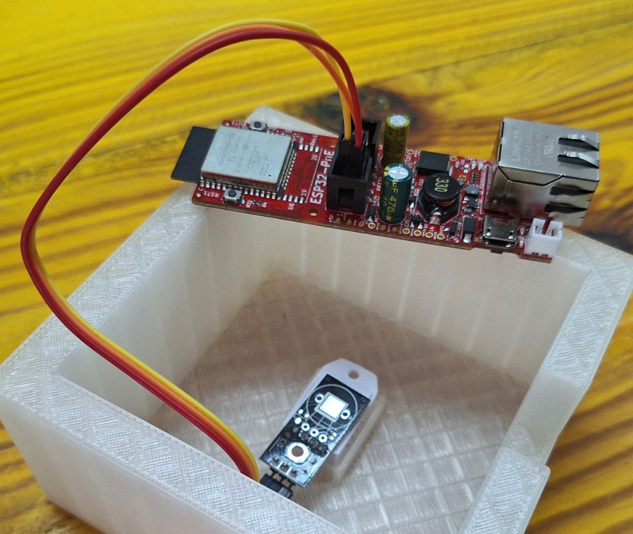 Esta entrada nos guiará en la tarea de programar un microcontrolador ESP32 para conectarse a un sensor y enviar los datos de temperatura y humedad por Internet hasta un servidor dedicado. Usaremos y configuraremos el entorno de desarrollo (IDE) de Arduino para inyectar con éxito el código dentro del microcontrolador.