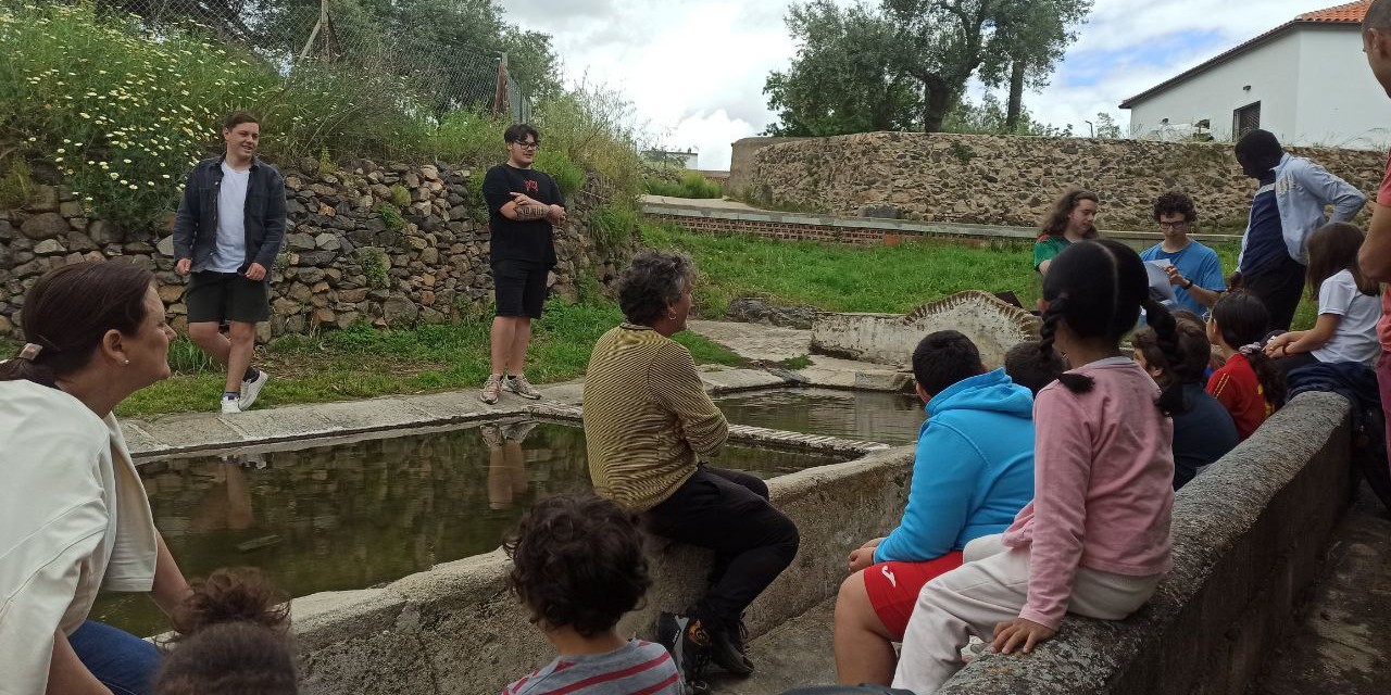 Estudiantes de la Universidad de Poitiers hacen una presentación a alumnos del colegio de Valverde de Burguillos.