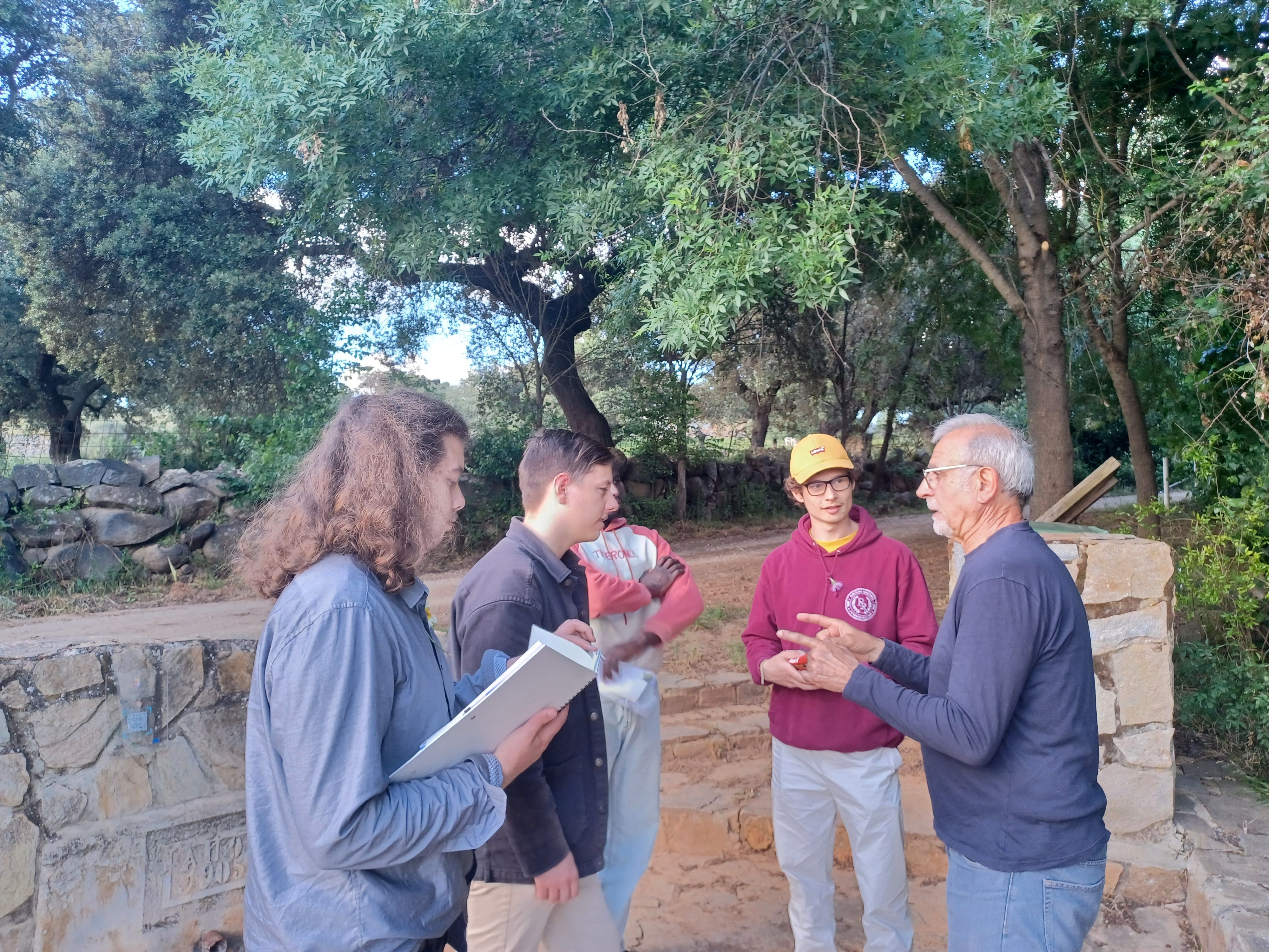 El 15 de mayo de 2025, teníamos una cita con José Antonio para que nos hiciera una visita guiada por las distintas fuentes situadas en el pueblo de Valverde de Burguillos.